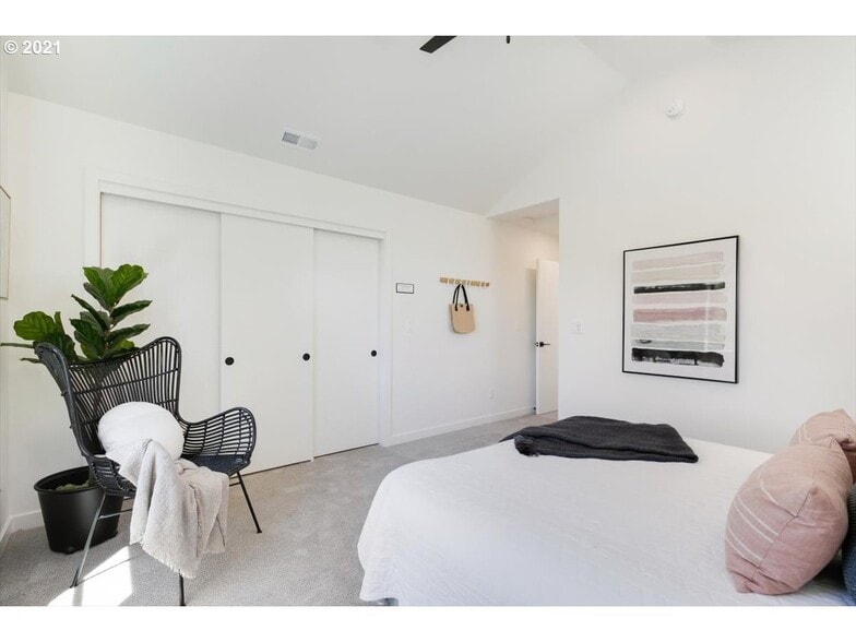 Building Photo - 3958 SE Gladstone St