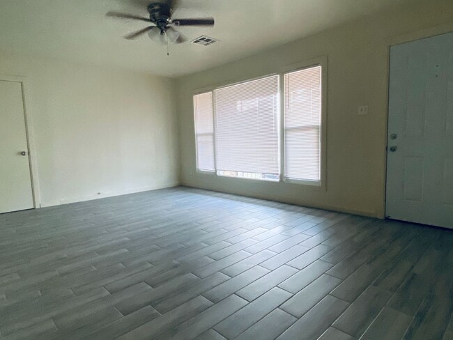 Building Photo - Charming 4 bedroom 1 bathroom- Ready to be leased Now!