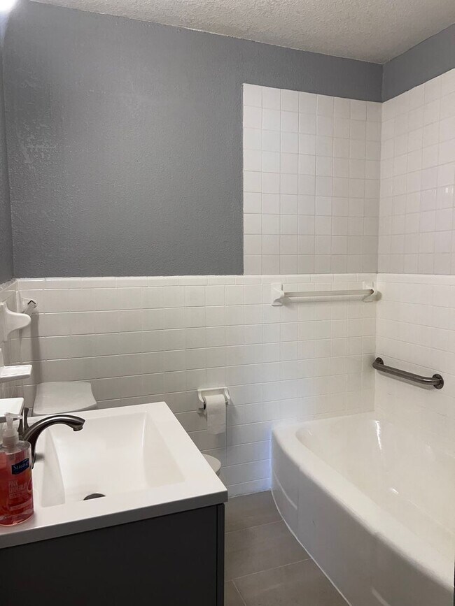 Building Photo - Remodeled 3 Bed 2 bath