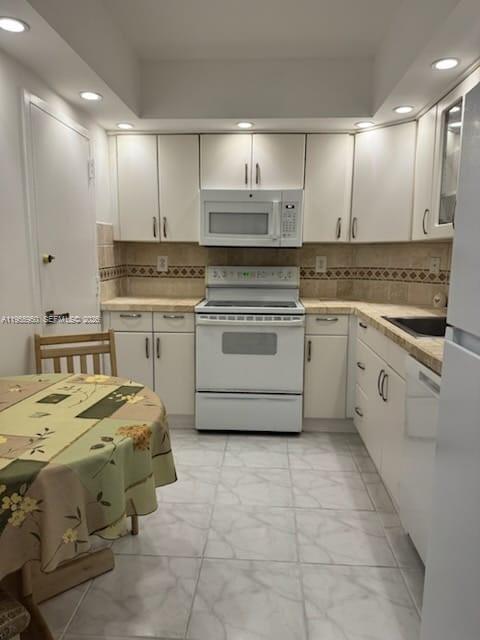 Building Photo - 300 Bayview Dr