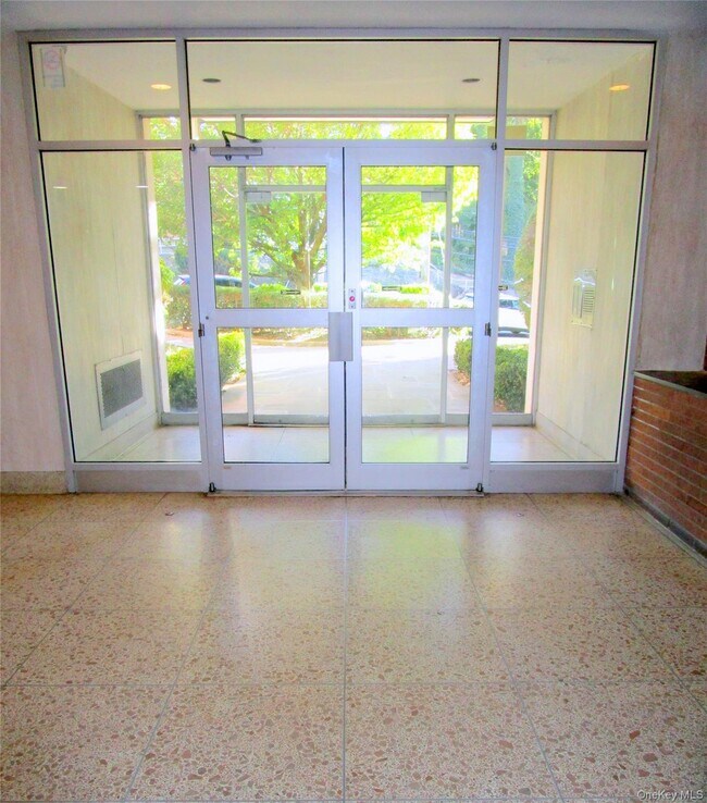 Building Photo - 123 Valentine Ln