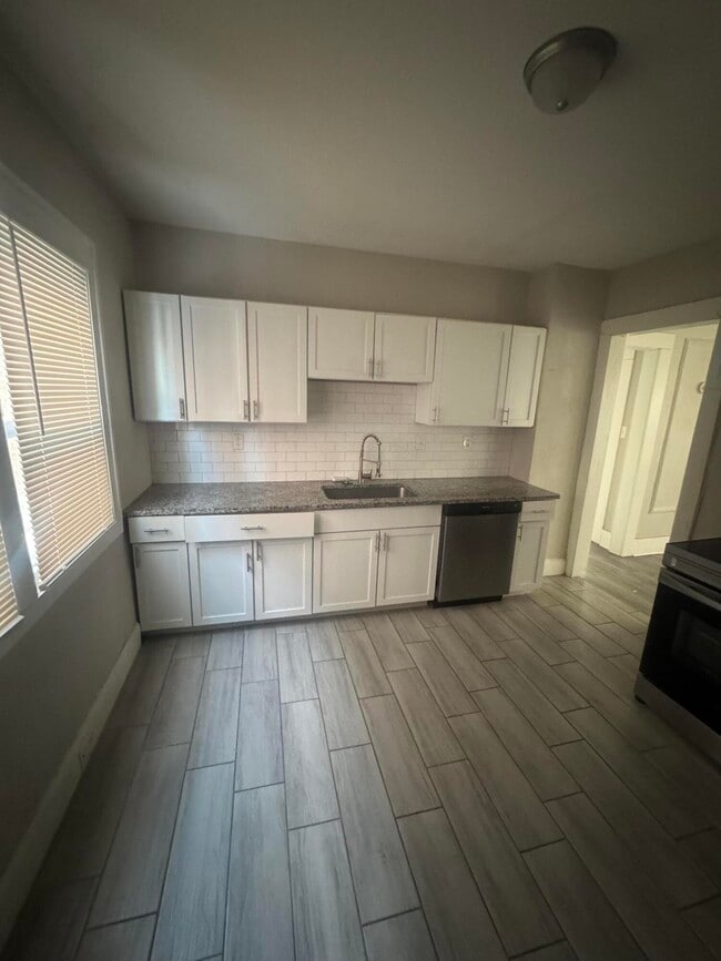 Building Photo - 2927 Calvert Ave