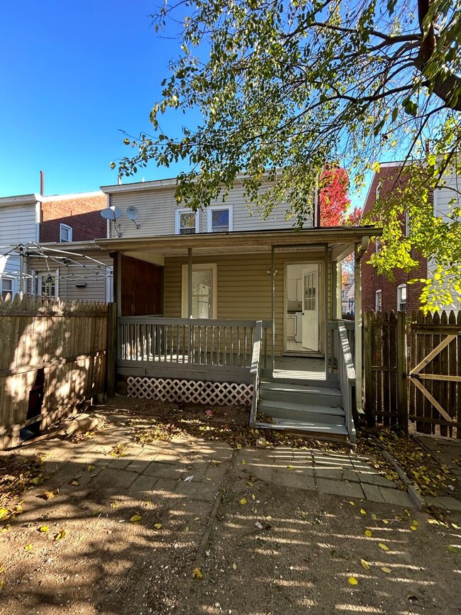 Building Photo - Great starter home for family!