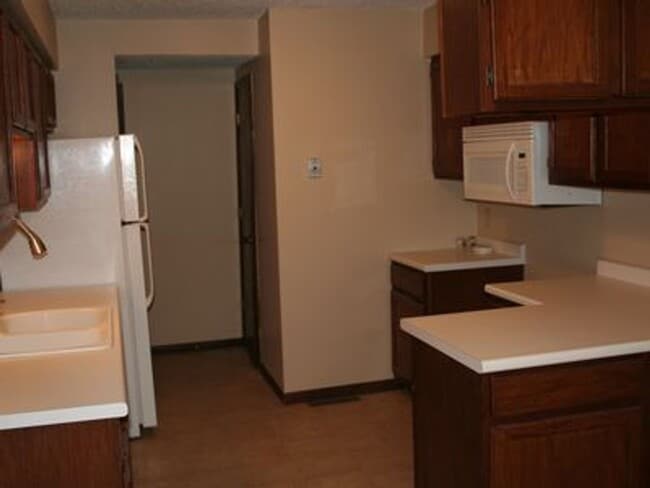 Building Photo - Large townhomne