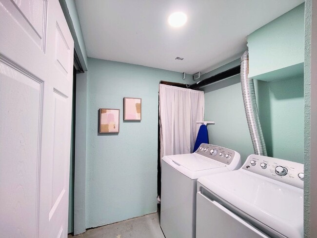 Building Photo - 7770 S Kit Carson Dr