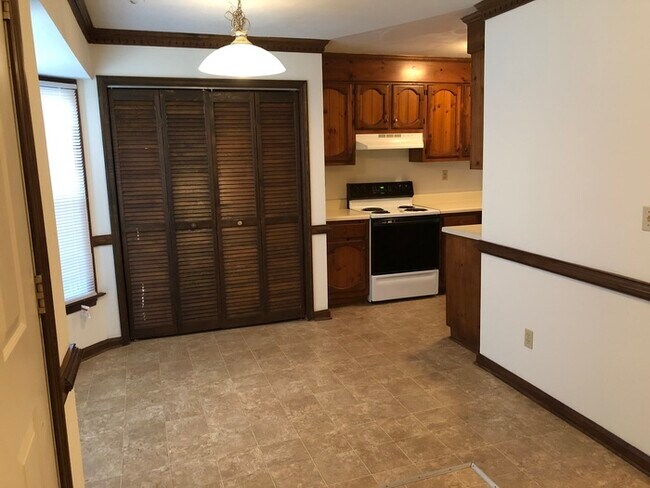 Building Photo - SPACIOUS TOWNHOME IN CENTRAL LOCATION