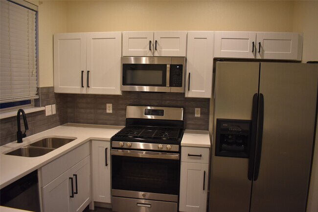 Building Photo - 16048 Limestone Lake Dr