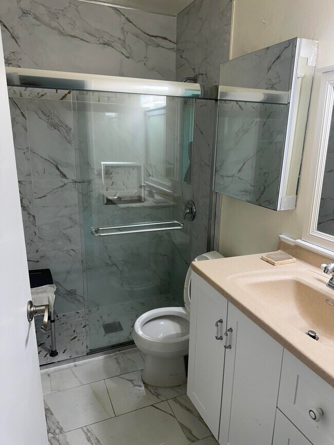 Building Photo - 1592 SE Burning Ct