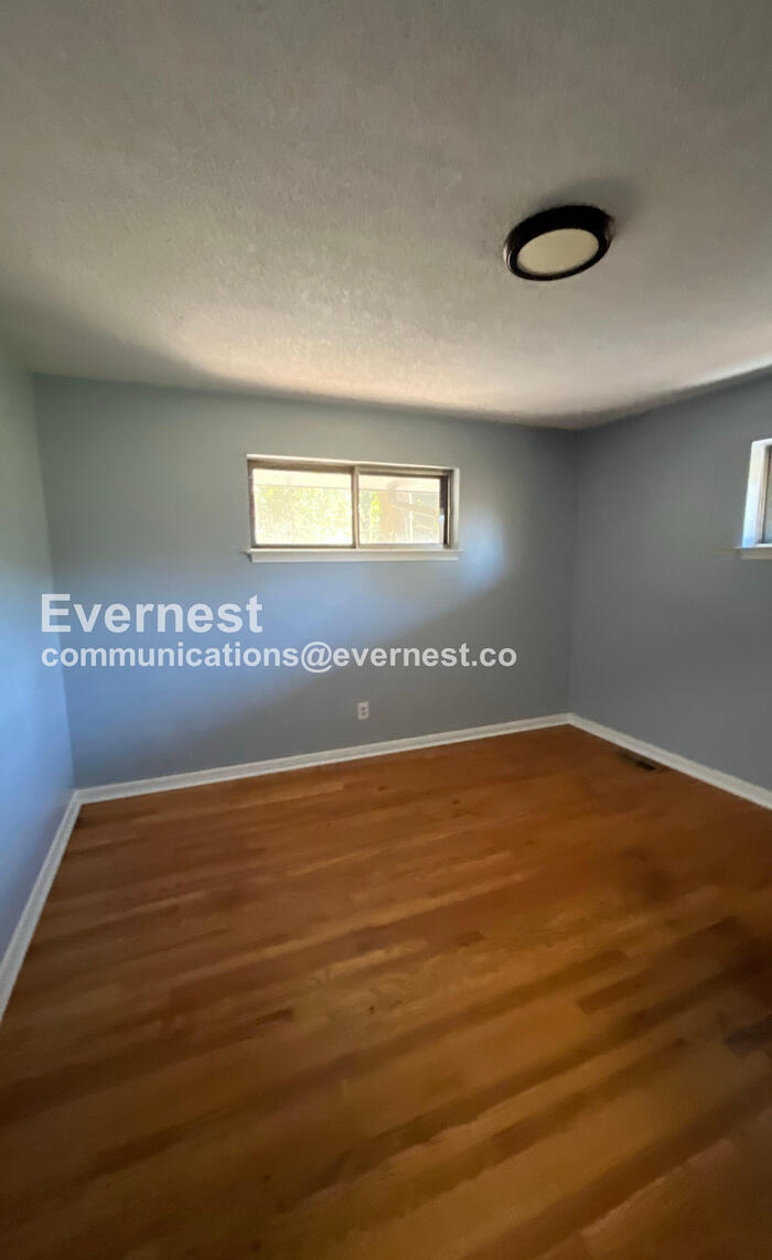 Building Photo - 18 Inglenook Dr