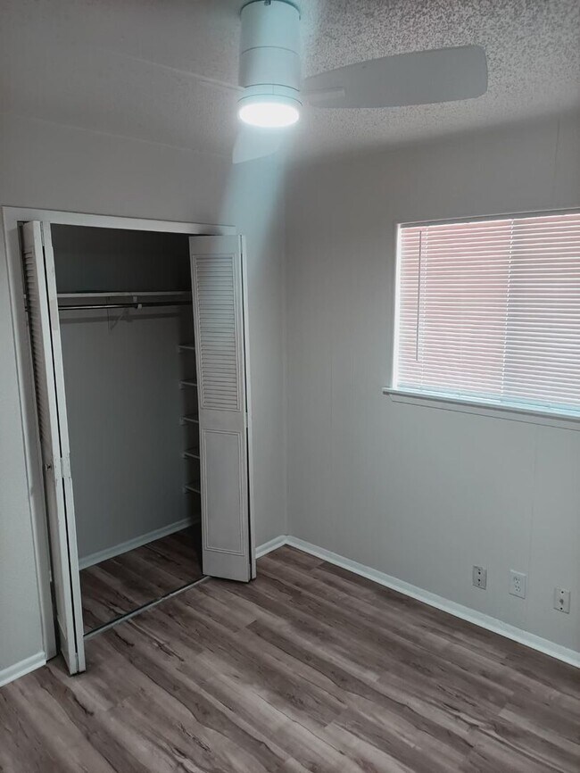 Building Photo - Well-Maintained Home with Modern Features in Prime Live Oak Location