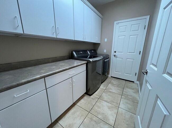 Building Photo - BEAUTIFUL 4 BEDROOM 2 BATHROOM HOME IN PEORIA
