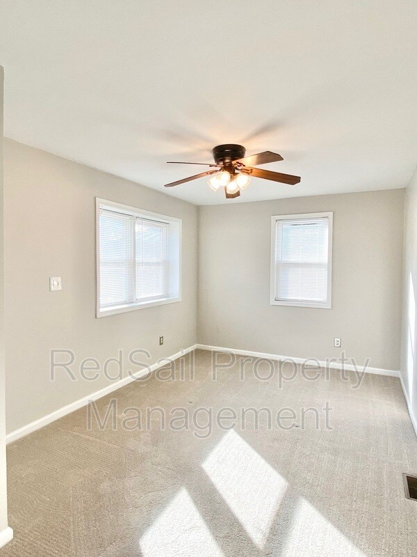 Building Photo - 2922 Hollister Ave