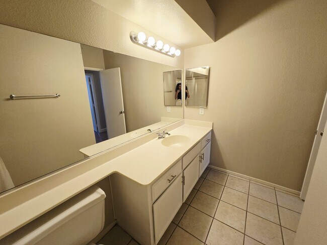 Building Photo - 925 Chaps Cir