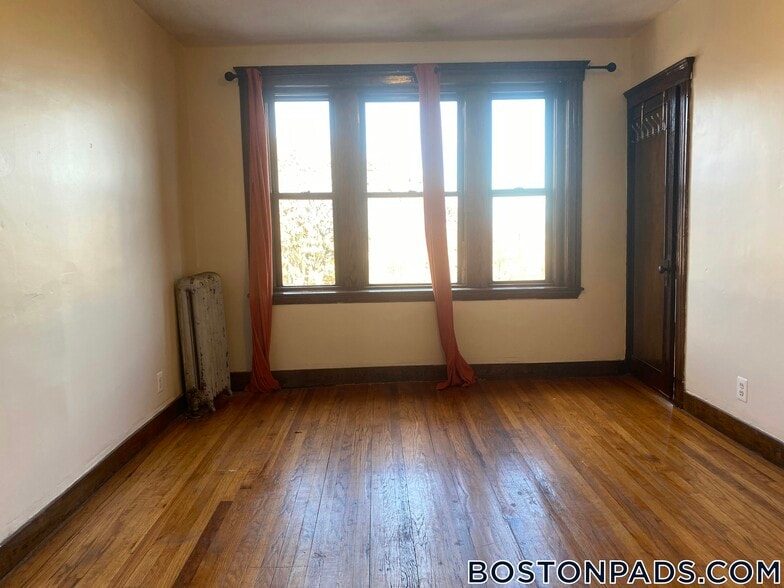 Building Photo - 240 Kelton St