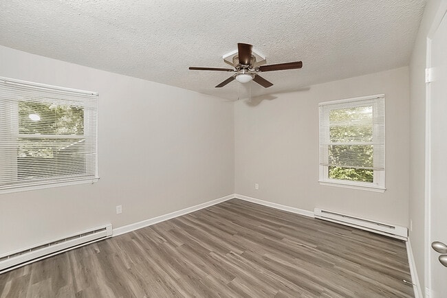 Building Photo - 1670 Village Pl
