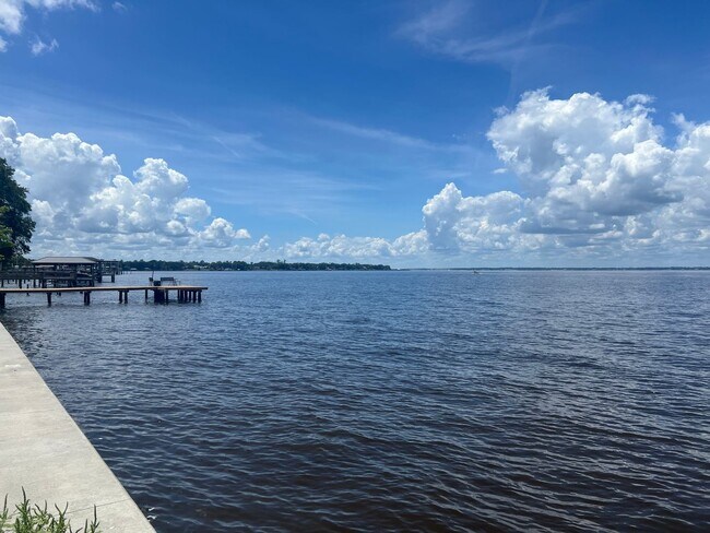 Building Photo - Beautiful renovated 1 bedroom Condo with River Views!