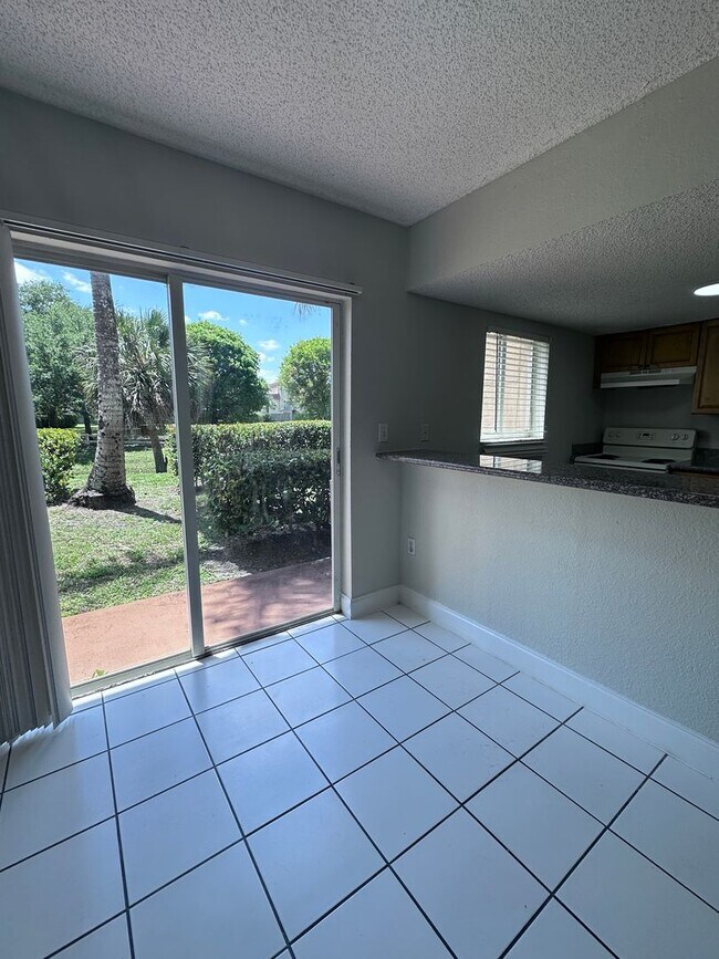 Building Photo - LARGE 3 BED/2.5 BA IN CORAL SPRINGS! Up to 3-Months Off!