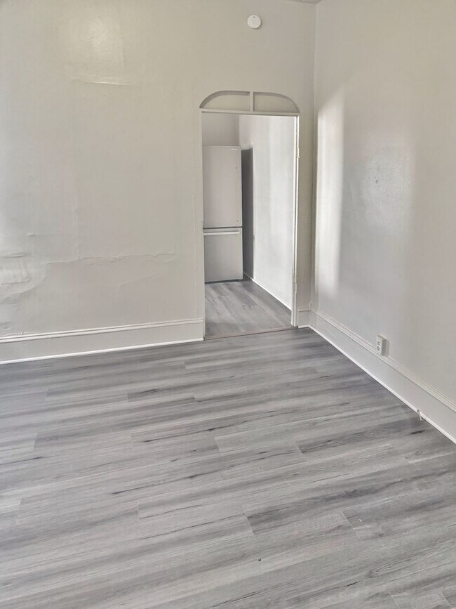 Building Photo - 422 W Allen St