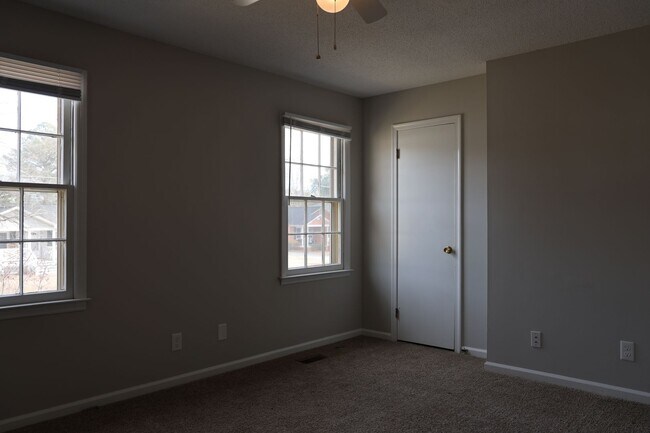 Building Photo - 510 S Vermont St