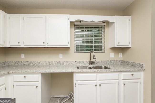 Building Photo - 278 Castleair Dr NE