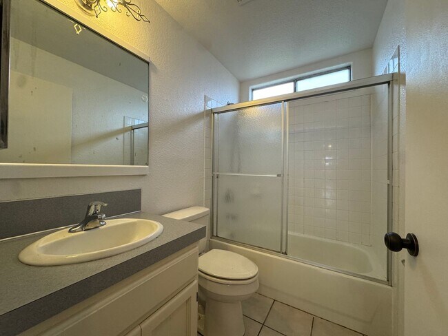 Building Photo - 3-bedroom, 2-bath in Sutherlin