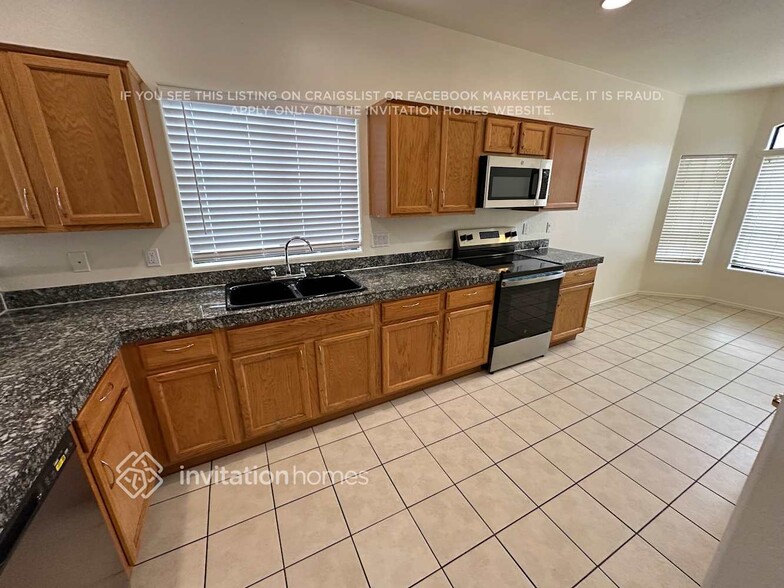 Building Photo - 2213 W Carolina Dr