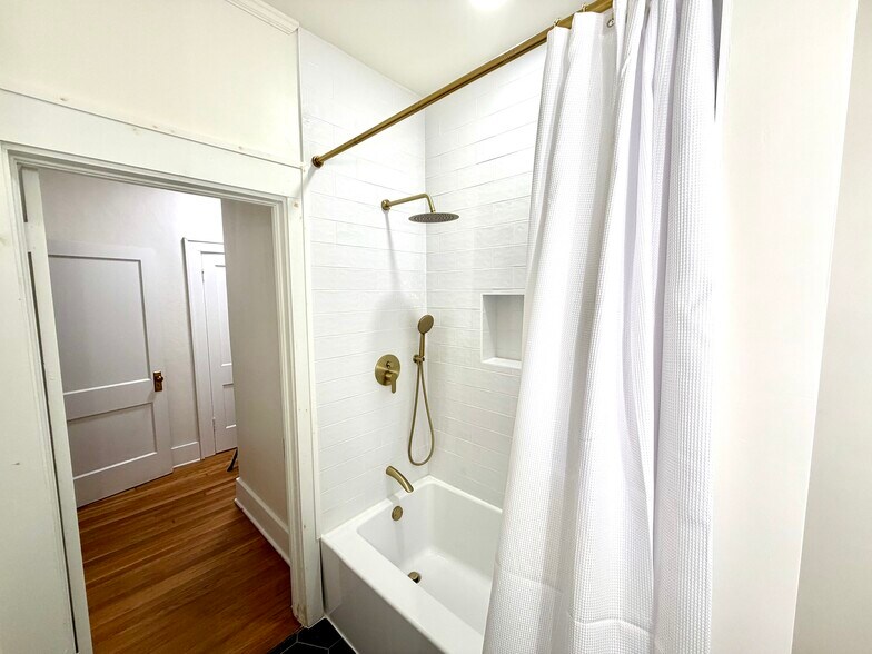 Building Photo - 726 E 40th St