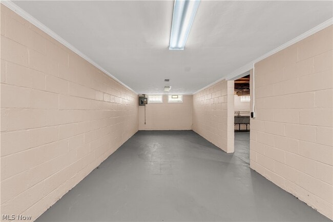 Building Photo - 655 E 240th St