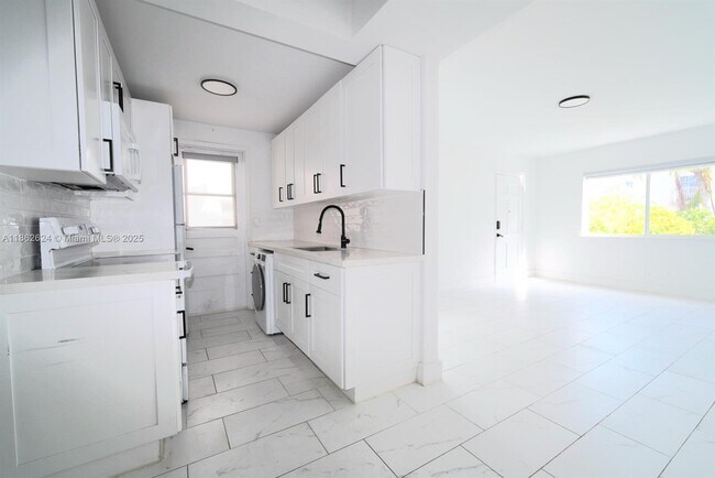 Building Photo - 815 W 39th St