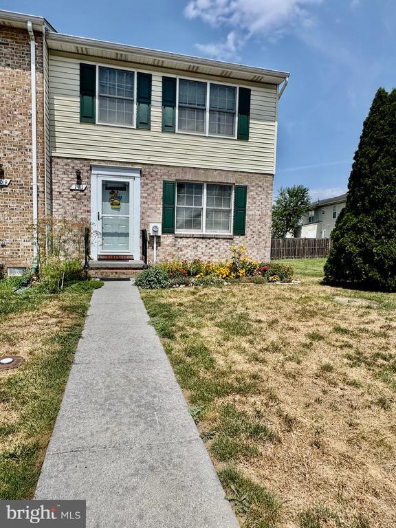 Building Photo - 111 Equestrian Dr