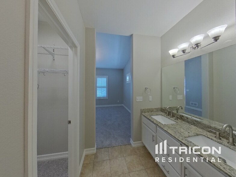 Building Photo - 6697 Cottonwood Tree Dr