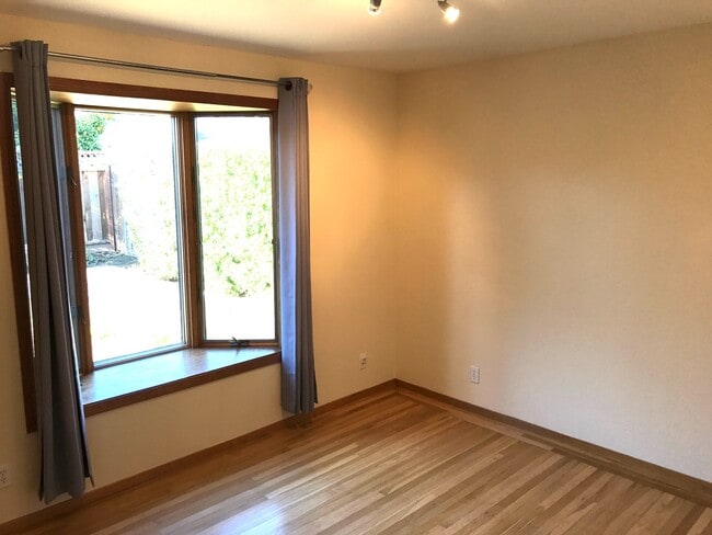 Building Photo - Desirable Mountain View 4 Bed 3 Bath Home ...