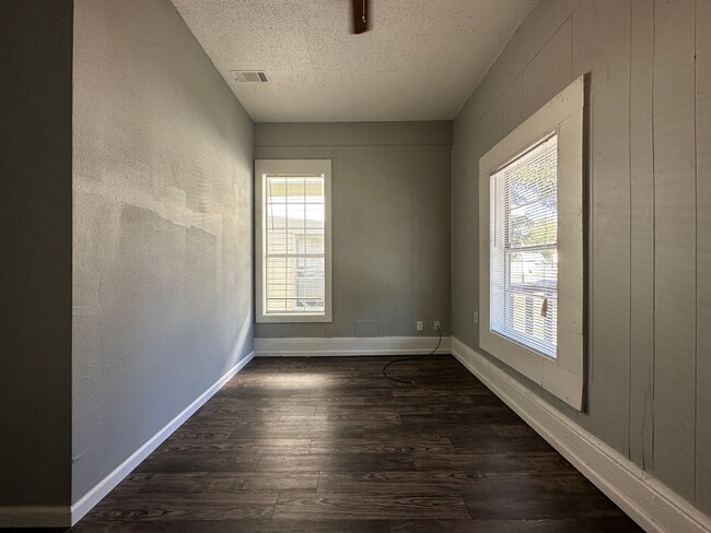 Building Photo - 910 S 19th St