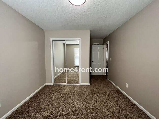 Building Photo - Wonderful Northland Home w/ Hardwood Floors and Plenty of Space!!