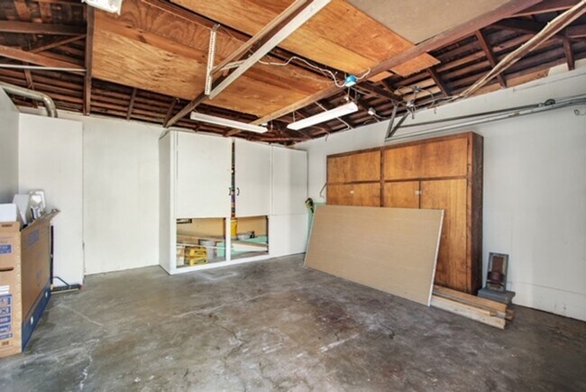 Building Photo - 5942 Birch St