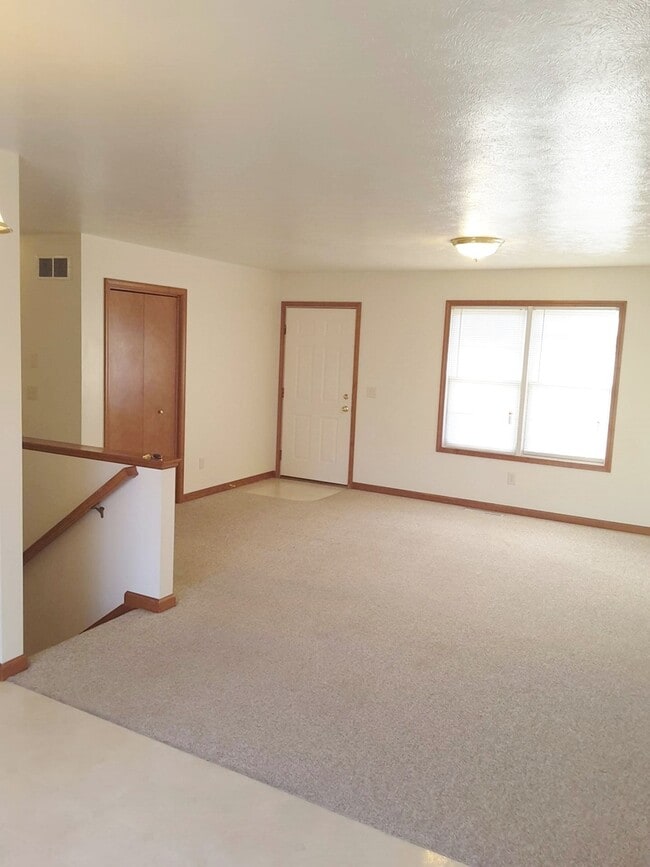 Building Photo - 3 Bedroom 2 Bathroom Single Family Home in...