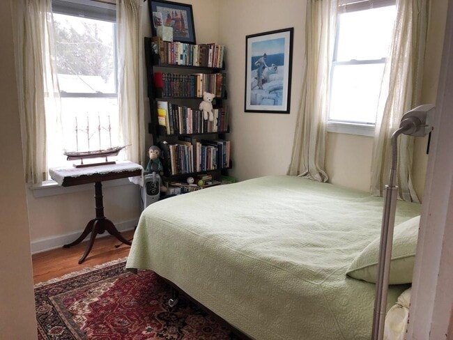 Bedroom 2 with built in shelving - 23 Savoy St