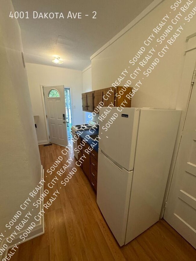 Building Photo - 1 bed/1 bath unit in triplex located in th...