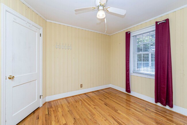 Building Photo - Beautiful rental full of character and charm located in The Avenues of Cayce! Close to USC!