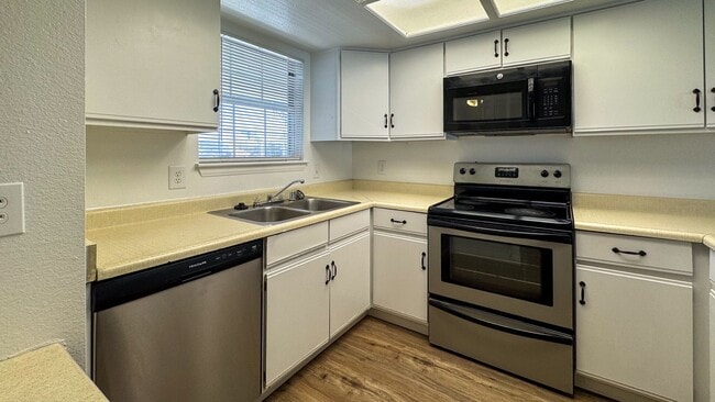 Building Photo - Las Vegas 2-Bed, 2-Bath Condo in Secure Ga...