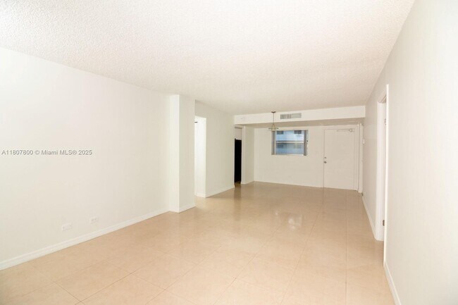 Building Photo - 447 NE 195th St