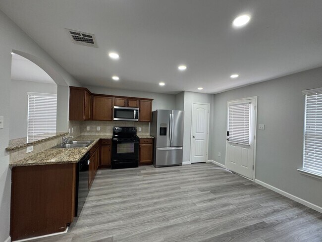 Building Photo - Beautiful Spacious 4 Bedroom Home