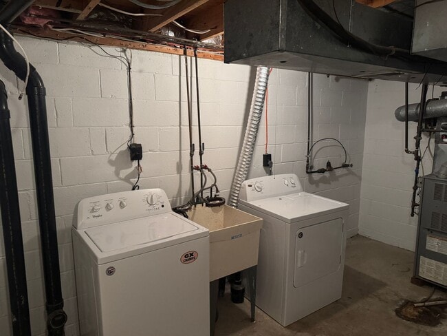 Building Photo - Available NOW!! 2 Beds 1.5 Bath Townhome