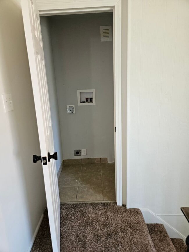 Building Photo - Spacious 4 Bed Bountiful Home | Central Location & Covered Parking