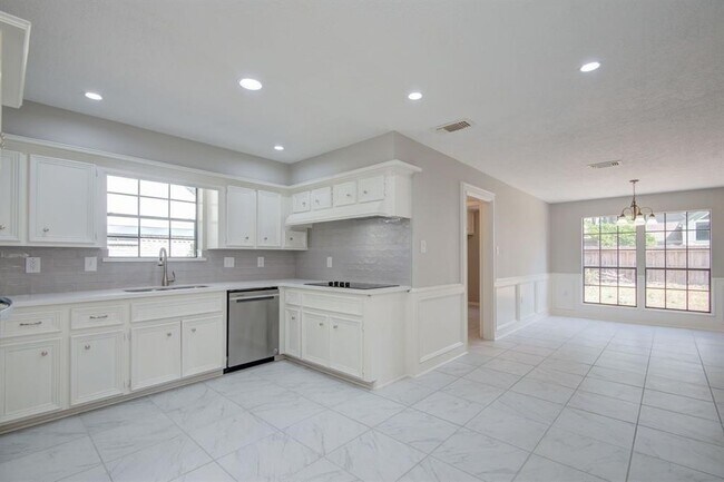 Building Photo - 11918 Glenway Dr