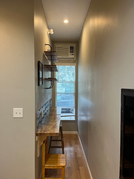 Building Photo - 484 Linden St