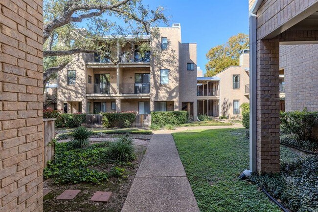 Building Photo - 611 E 45th St