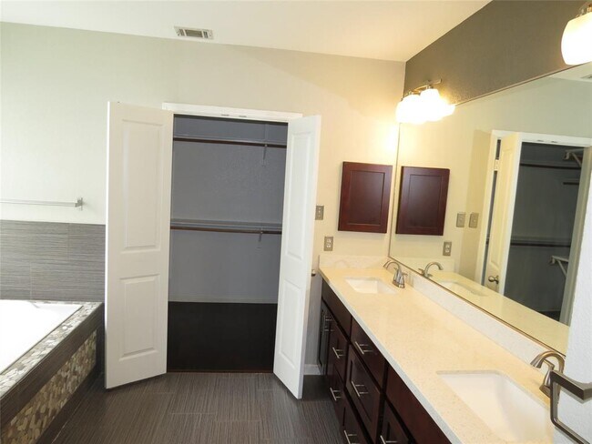 Building Photo - 4008 Sable Oaks Dr