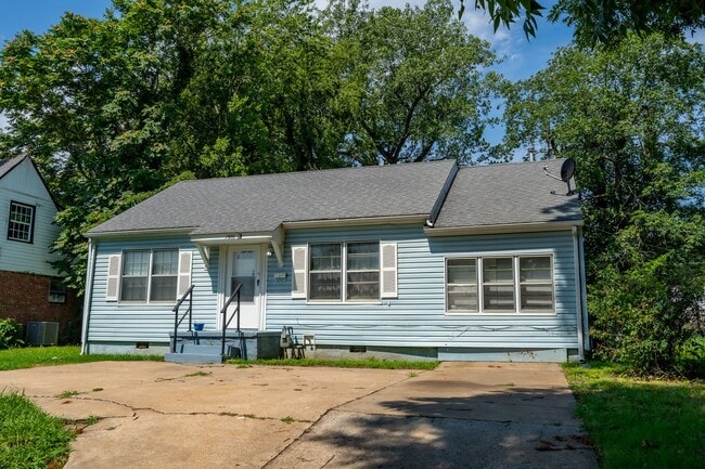 Building Photo - 2 Bed 1 Bath With Bonus Room in Tulsa