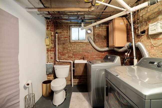 Building Photo - Beautiful Renovated 3 Bedroom 2.5 Bath off...